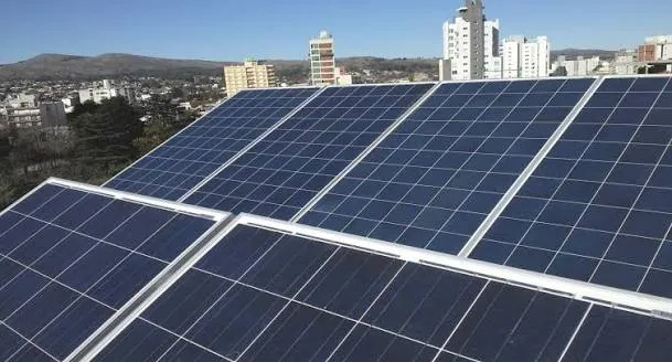 Instalación fotovoltaica de gran escala con paneles solares, iluminación natural y composición visual atractiva.